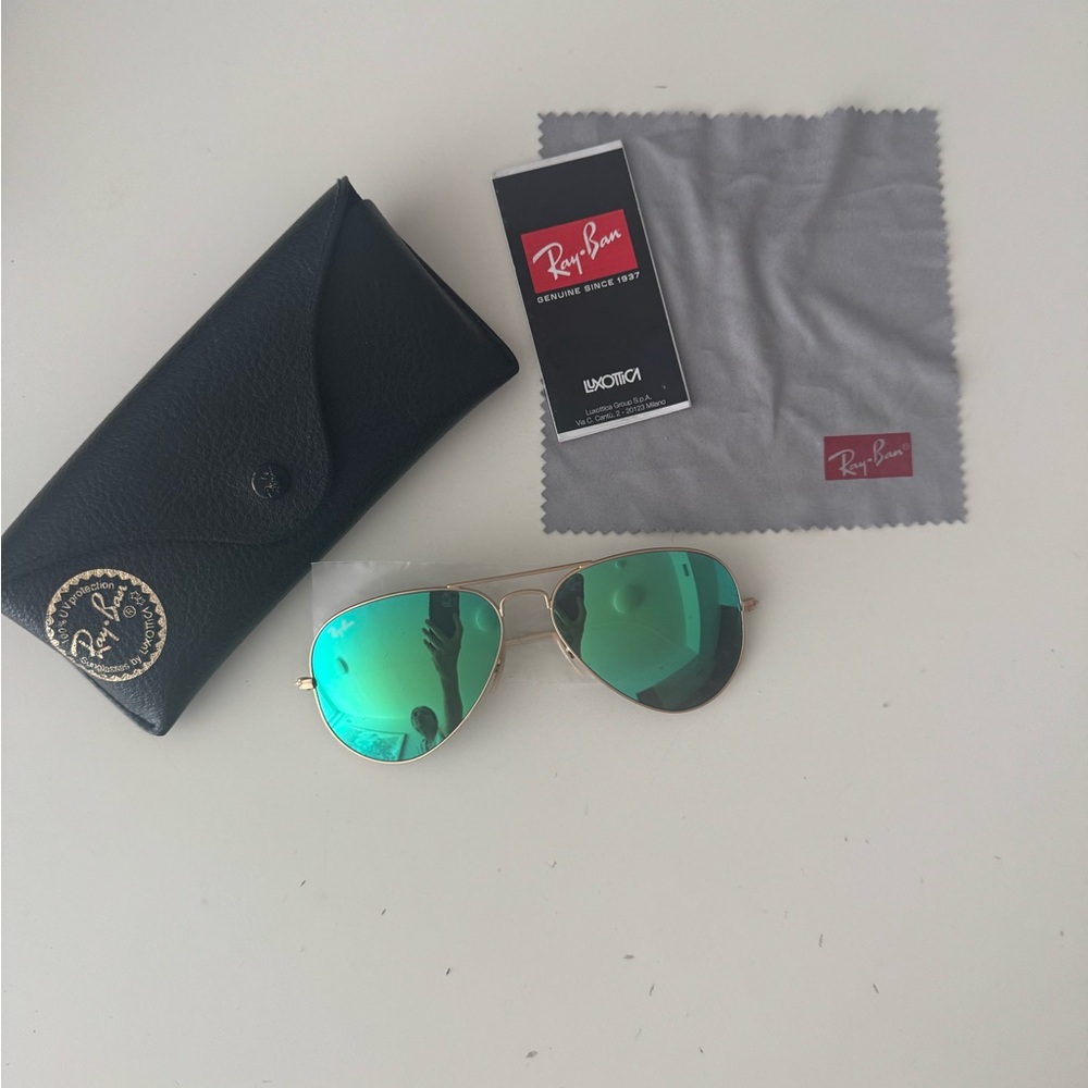 Ray-Ban Gold Green Sunglasses Sleek Design